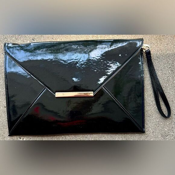 Woman’s Shiny Black Clutch with Chain. - Picture 1 of 2